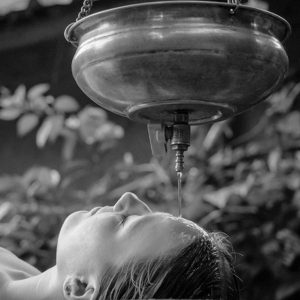 Tratamiento Ayurvédico - SHIRODHARA con aceites terapéuticos personalizados